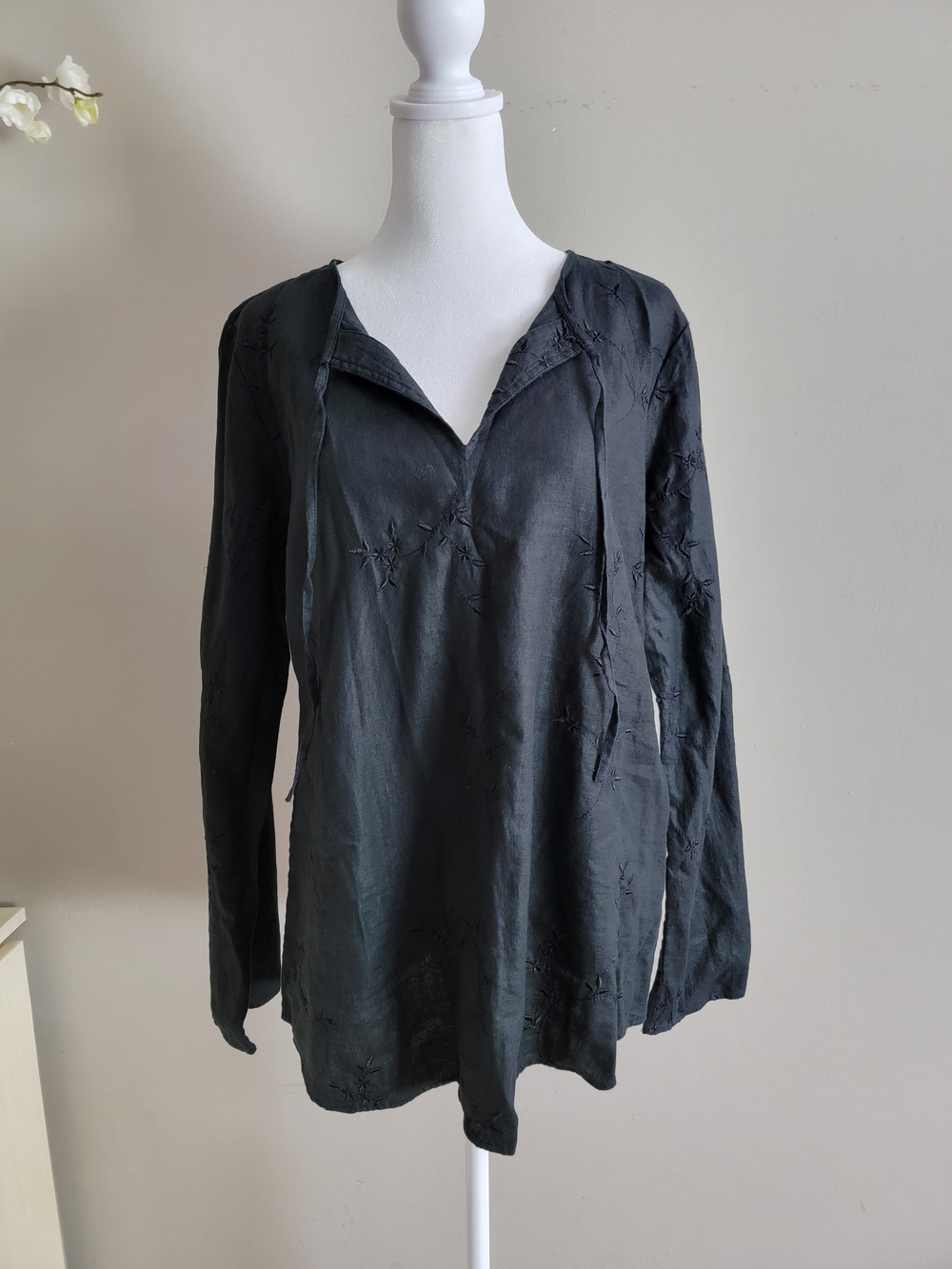 Kate Hill Black Embroidered V-Neck Long Sleeve Tunic Size Large 100% Linen